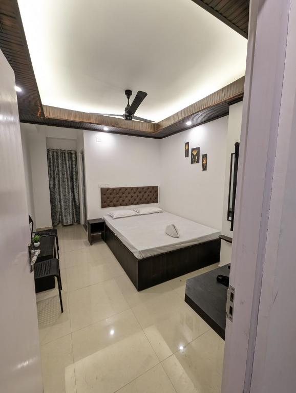 a room with a bed and a tv in it at Ridge View Homestay in Bāghdogra