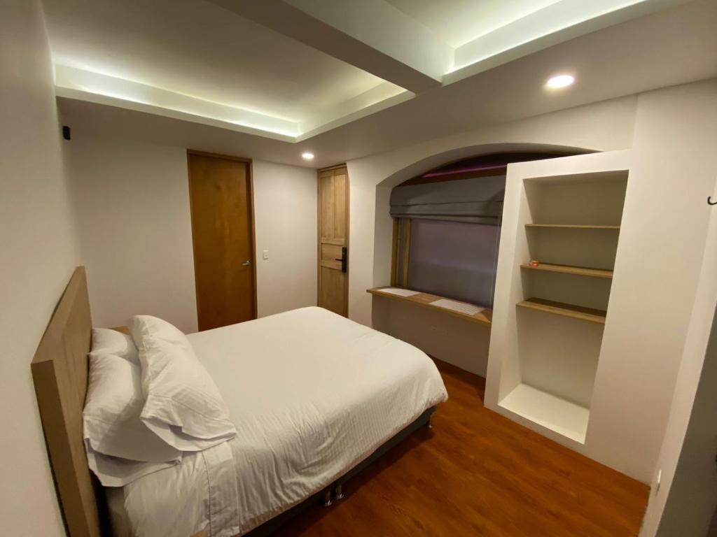 a small bedroom with a bed and a closet at Apartaestudio comodo y central S3 - WiFi in Pasto