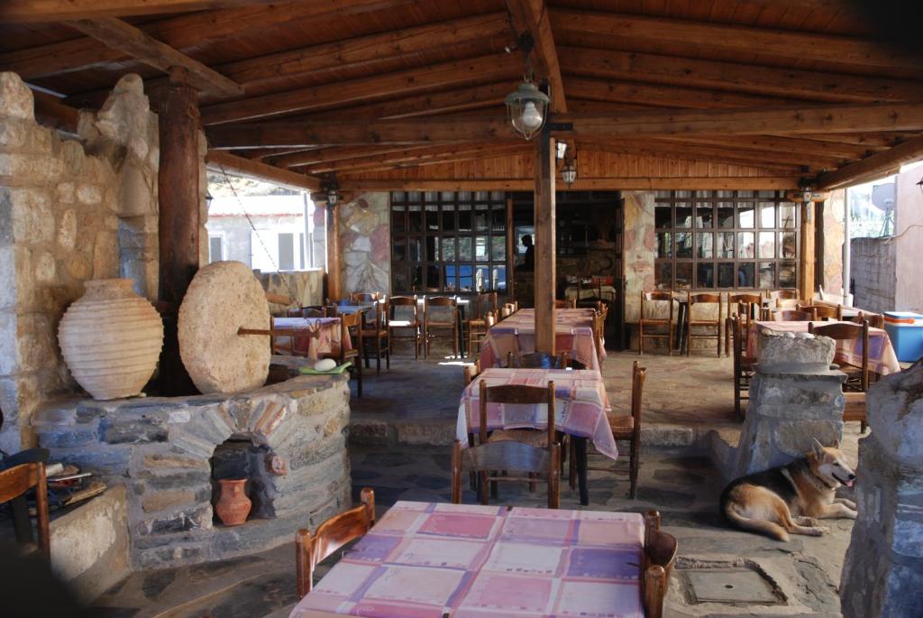Restaurace v ubytování Psamathous Guesthouse