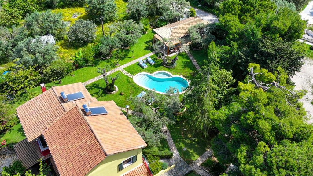 Bazén v ubytovaní Poly's Villa Lefkada alebo v jeho blízkosti