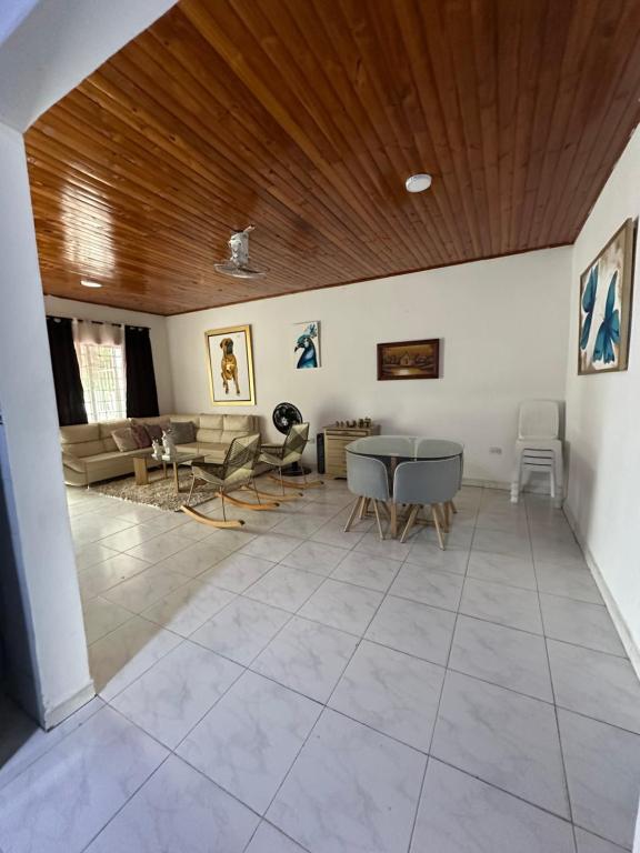 Gallery image of Casa con tres dormitorios y garaje in Montería