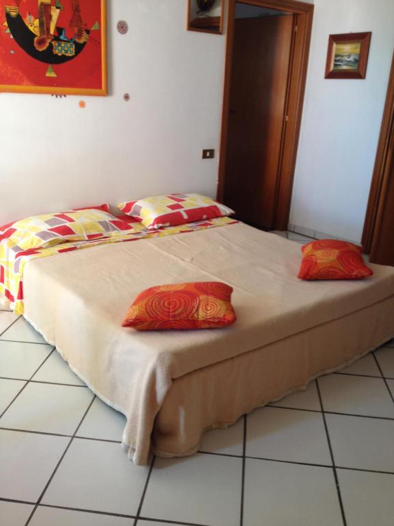 a bed in a room with two pillows on it at Appartamento Vacanze A Palermo in Palermo