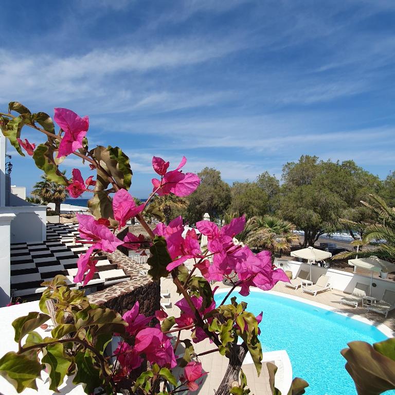 Bazén v ubytování Arion Bay Hotel Santorini nebo v jeho okolí