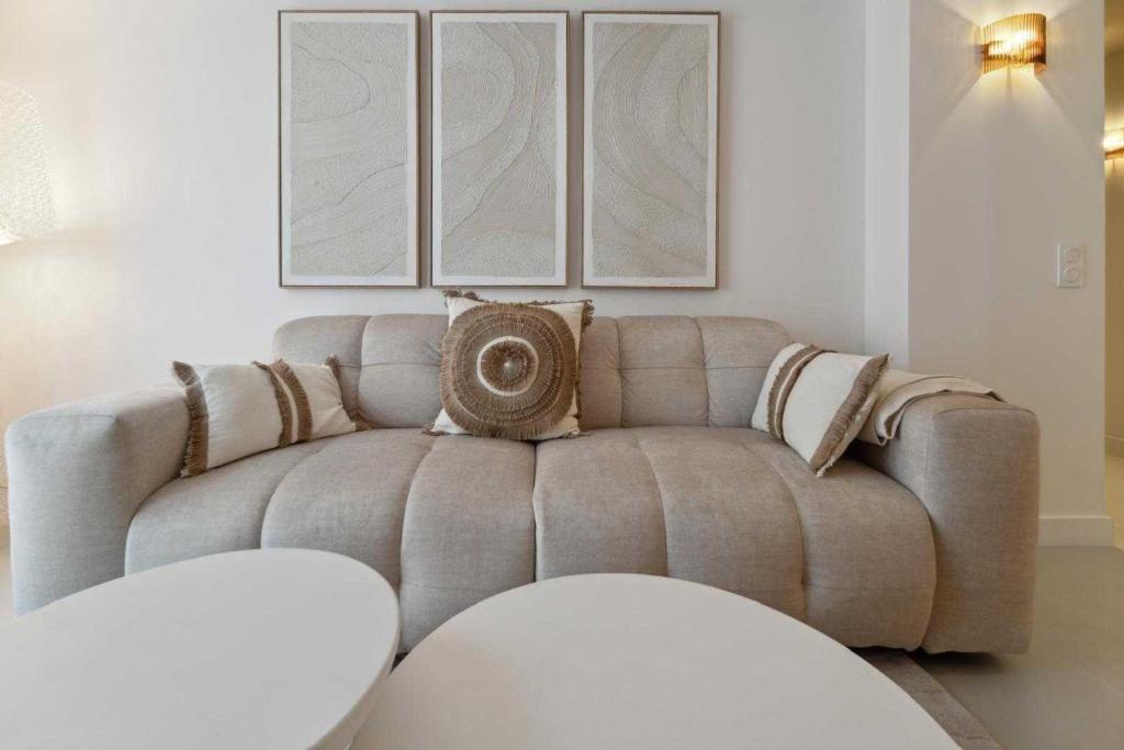ein Wohnzimmer mit einem Sofa und Kissen in der Unterkunft Chic 2BR 4P Apartment Saint-Tropez Lices in Saint-Tropez