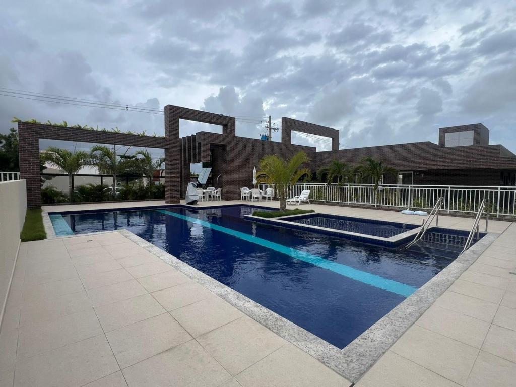 Prime Beach house Aracaju في أراكاجو: حمام سباحة أمام منزل