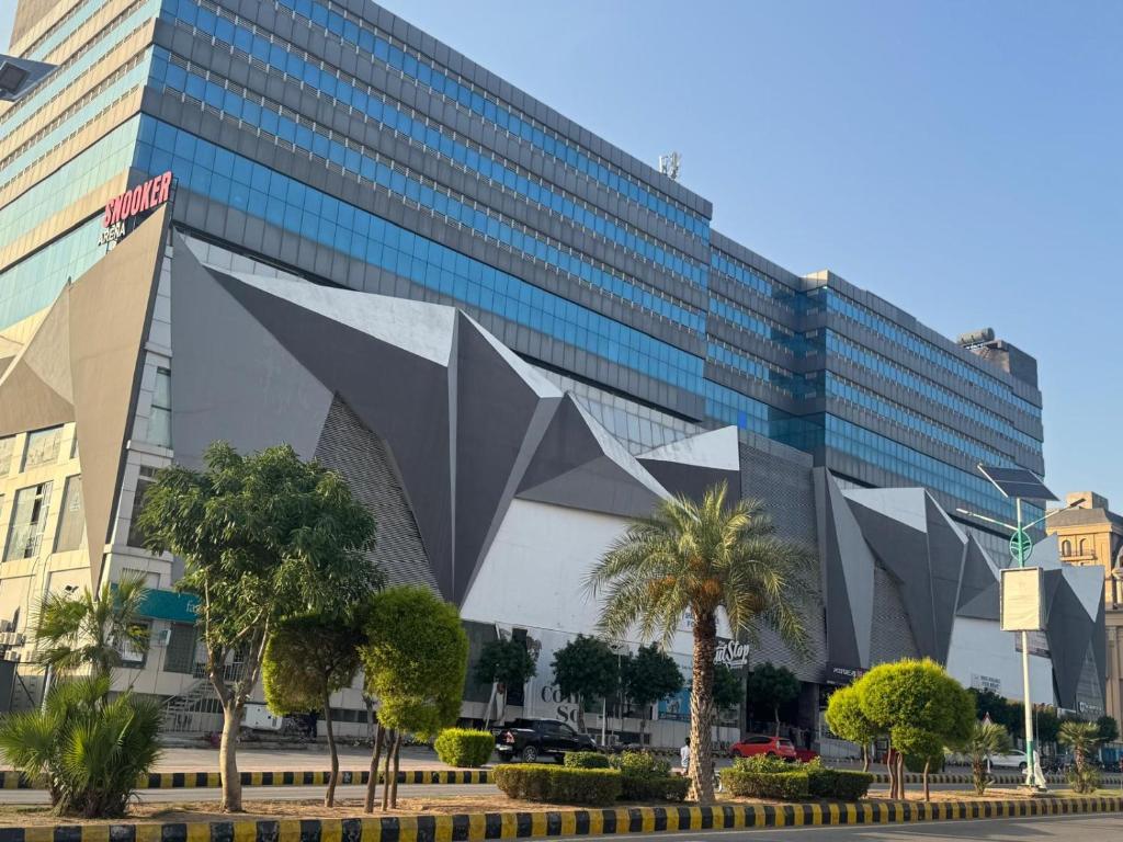 un grand bâtiment avec une grande façade noire et blanche dans l'établissement Luxury 1BHK in Gulberg Arena with Balcony, à Islamabad