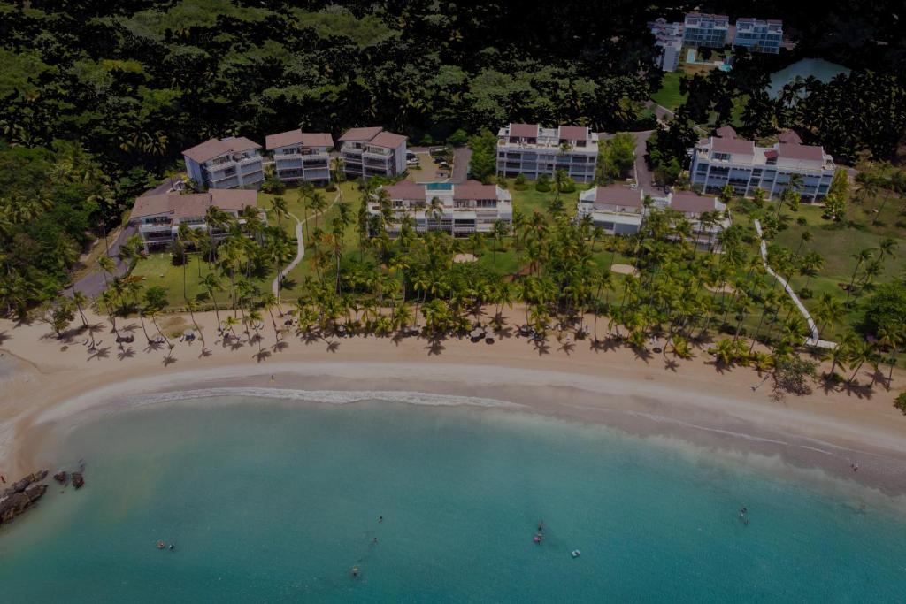 拉斯特拉纳斯Luxury Beachfront 2BR Apt -Prime Location in Playa Bonita的海滩度假村的鸟瞰图