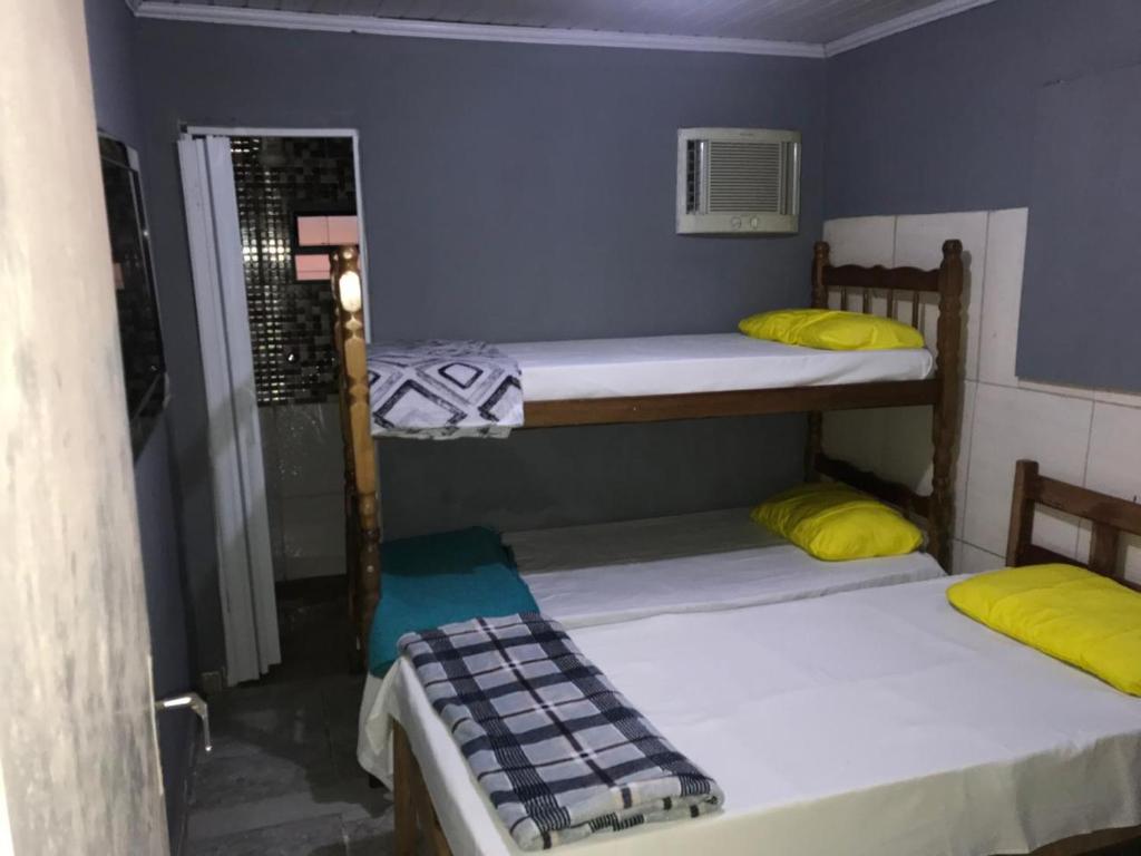 a room with two bunk beds in a room at Hotel Preço Popular in Novo Gama