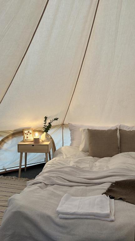 Postel nebo postele na pokoji v ubytování Nordom tent glamping sweden