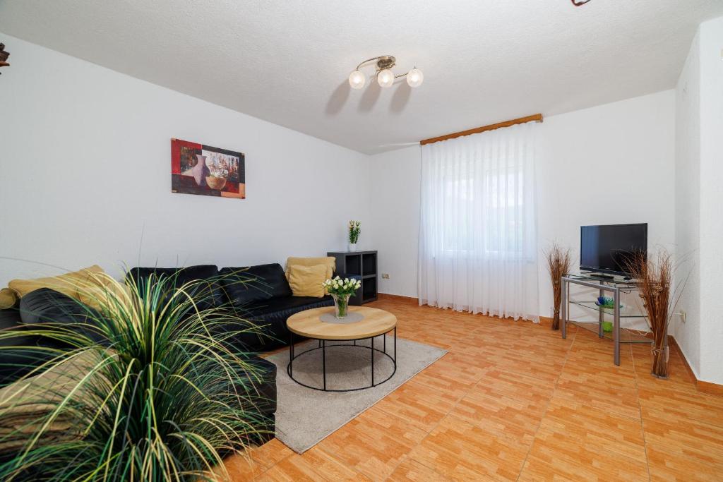 Televízia a/alebo spoločenská miestnosť v ubytovaní Apartments Maravera