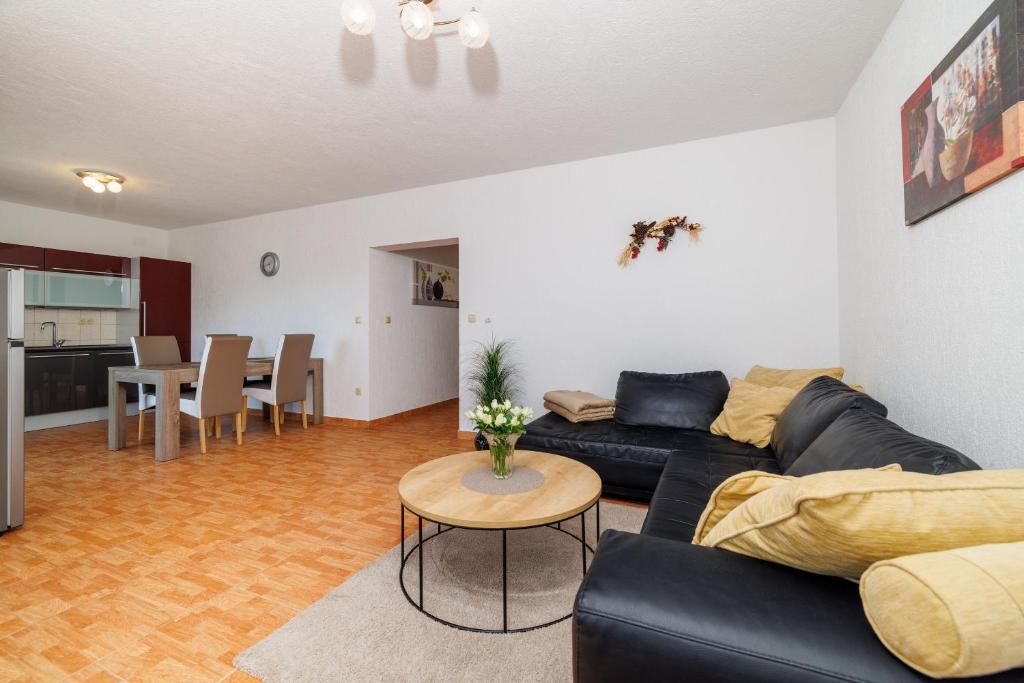 Posedenie v ubytovaní Apartments Maravera