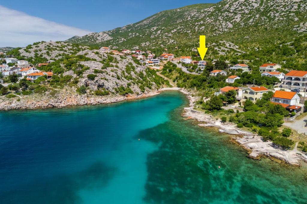 een luchtzicht op een klein stadje op een heuvel naast de oceaan bij Apartment Ivan in Ribarica