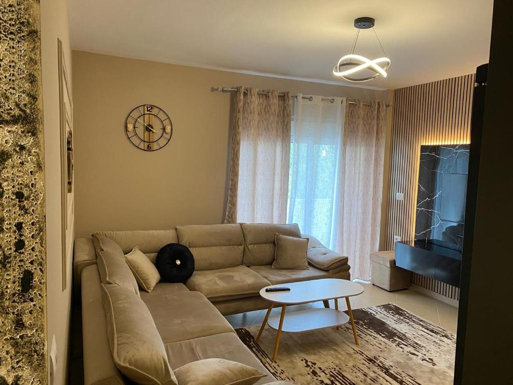 a living room with a couch and a table at Saranda Apartment in Polisi i Vogël