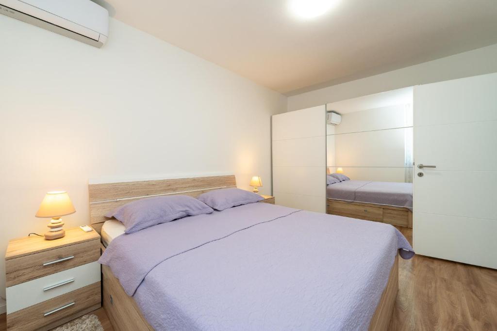 Postel nebo postele na pokoji v ubytování Nelly Apartments