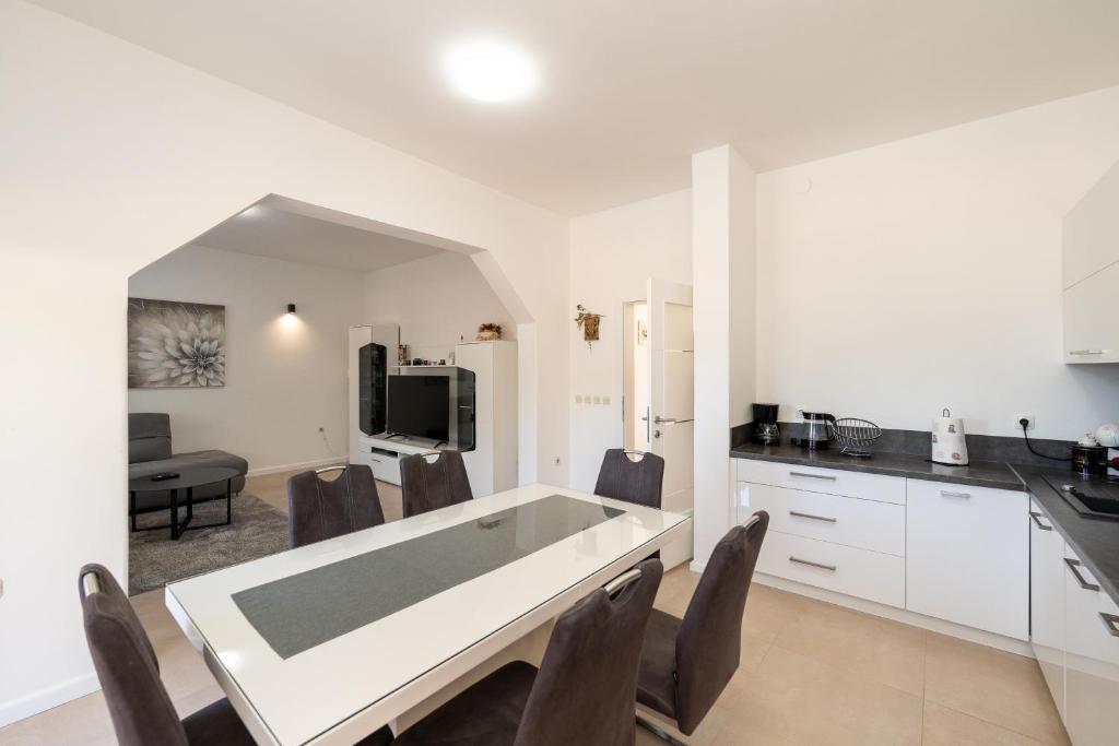 Kuchyň nebo kuchyňský kout v ubytování Nelly Apartments