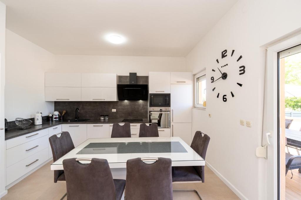 Kuchyň nebo kuchyňský kout v ubytování Nelly Apartments