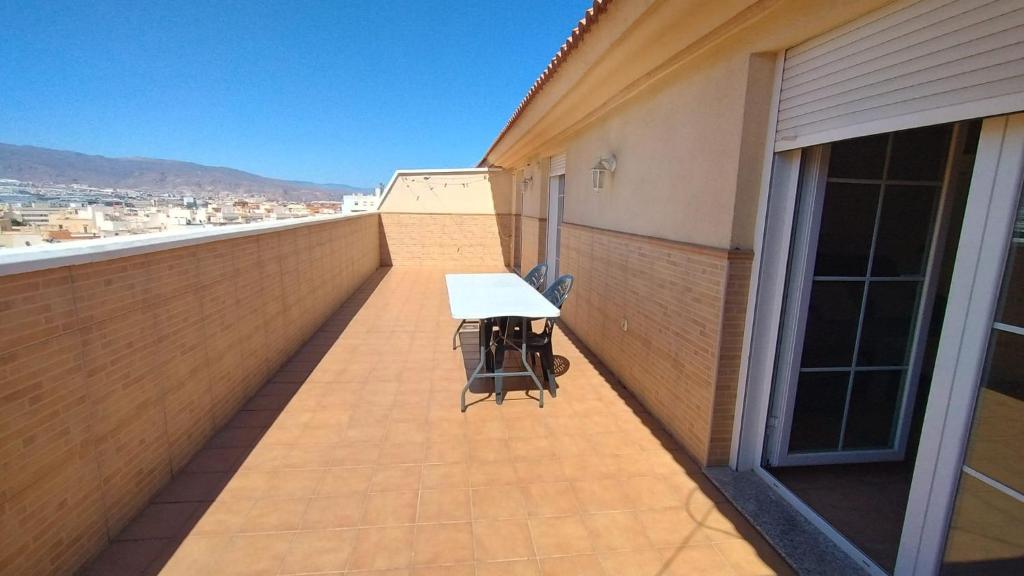 Balkón nebo terasa v ubytování Atico Amplio y Luminoso Roquetas de Mar Zona Centro Garaje solo si esta disponible