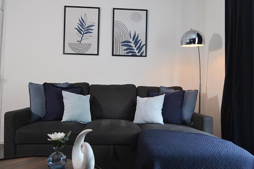 ニューカッスル・アポン・タインにあるModern & Spacious Home Near Newcastle Centre - FREE Private Parking, Great for All Staysのソファとテーブルのあるリビングルーム