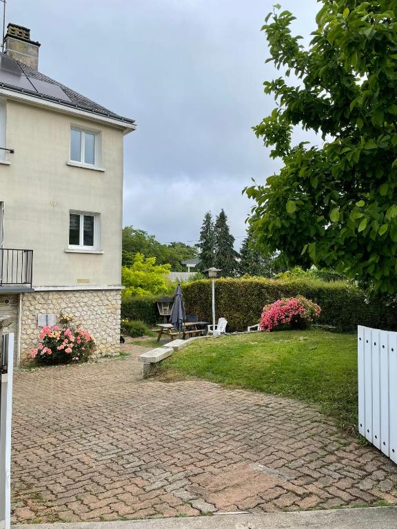 une maison avec une allée en briques en face d'une cour dans l'établissement MikeS Amboise, à Amboise
