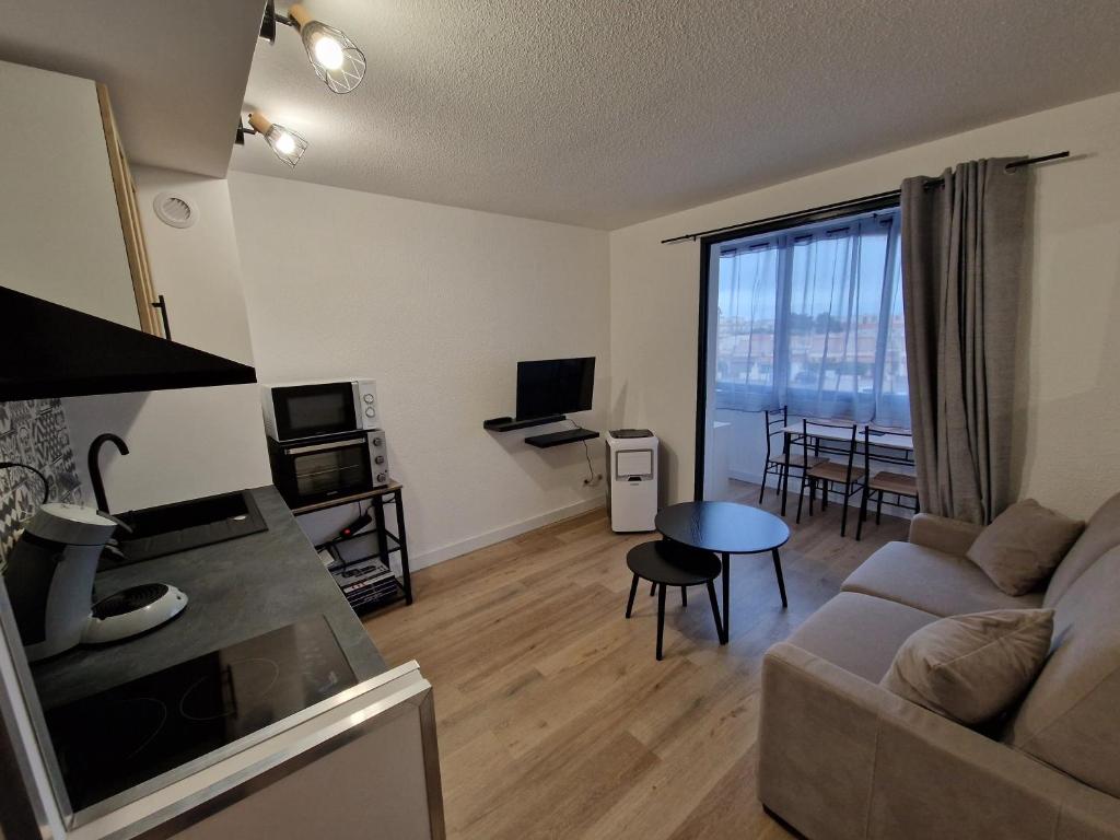 un salon avec un canapé et une table dans l'établissement La Porte de la Mer, à Port-la-Nouvelle