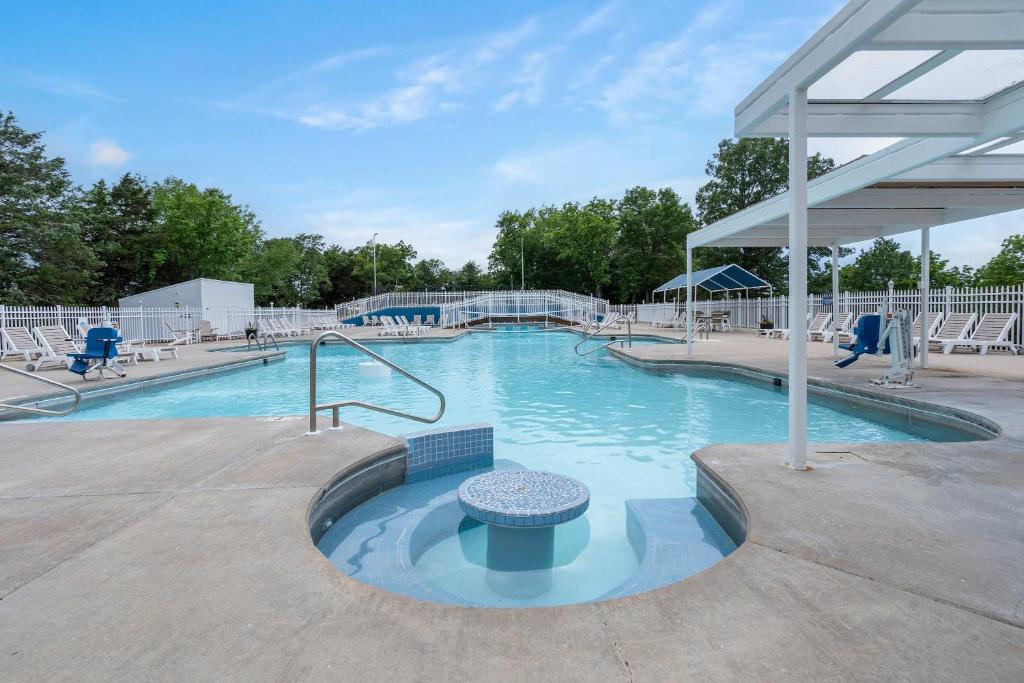 a large swimming pool in a park at Ozark Mountain Oasis - For 7 in Kimberling City