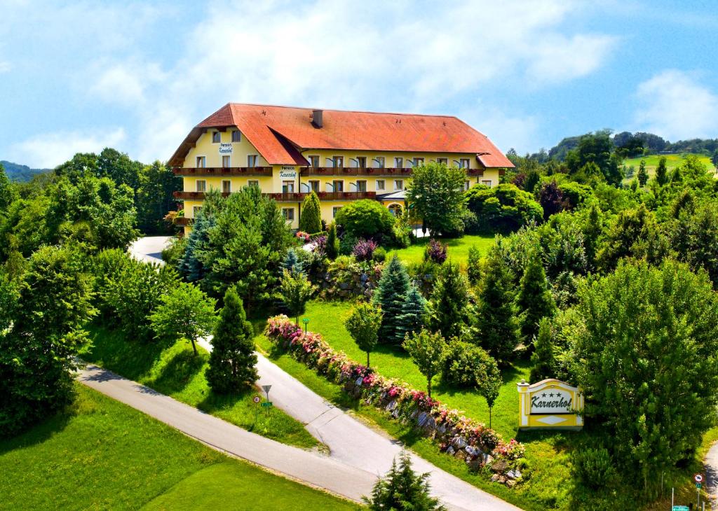 eine Luftansicht eines Hauses mit Garten in der Unterkunft Dreilandhof in Loipersdorf bei Fürstenfeld