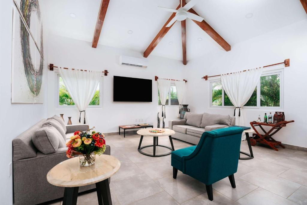 TV a/nebo společenská místnost v ubytování Horizonte Luxe Villa 3BR Infinity & Indoor Pool