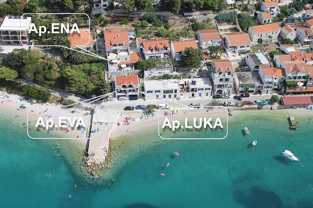 an aerial view of a beach with people in the water at Apartmani Plana, Zaostrog in Zaostrog