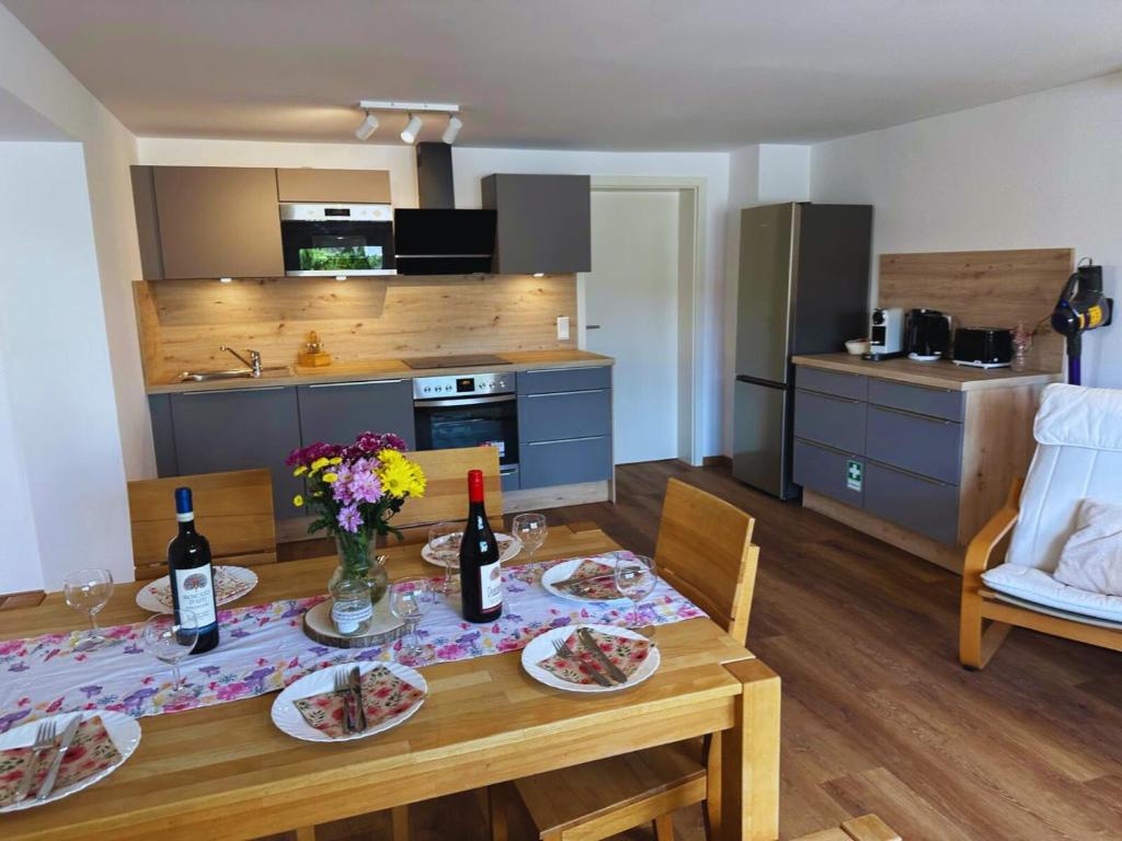 Η κουζίνα ή μικρή κουζίνα στο Frankenherz-Apartments - Premium Wohnung mit Terrasse, nahe Playmobil-Funpark & zur Messe, Self-Check-In