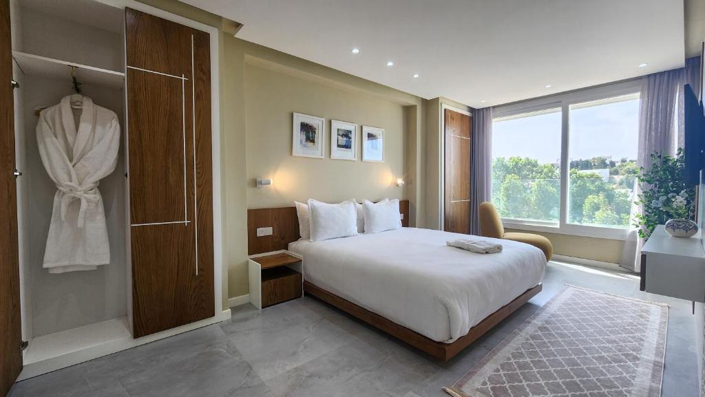 Una habitación de hotel con una cama y una ventana. en R&S Marina Bay Tanger Marsa, en Tánger