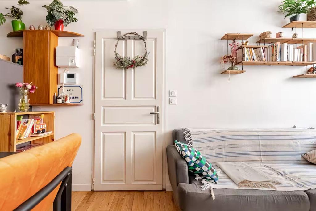 un salon avec un canapé et une porte dans l'établissement Logement de charme aux Carmes, à Toulouse