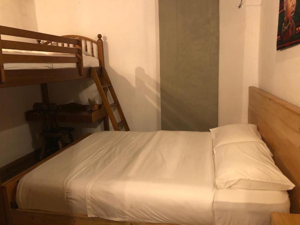Letto o letti in una camera di Amuya Hostel