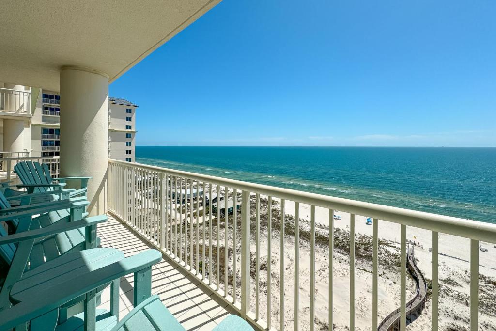 einen Balkon mit blauen Stühlen und Meerblick in der Unterkunft Beach Club B1701-New Rental- Gorgeous Corner unit in Gulf Shores