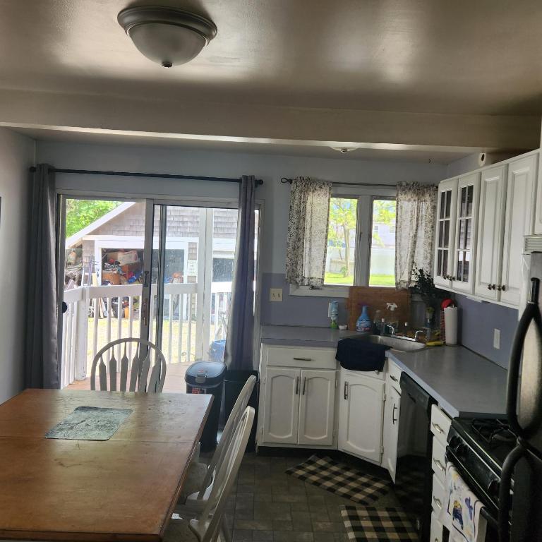 una cucina con tavolo e tavolo da pranzo di Peacehouse ad Abbeyville