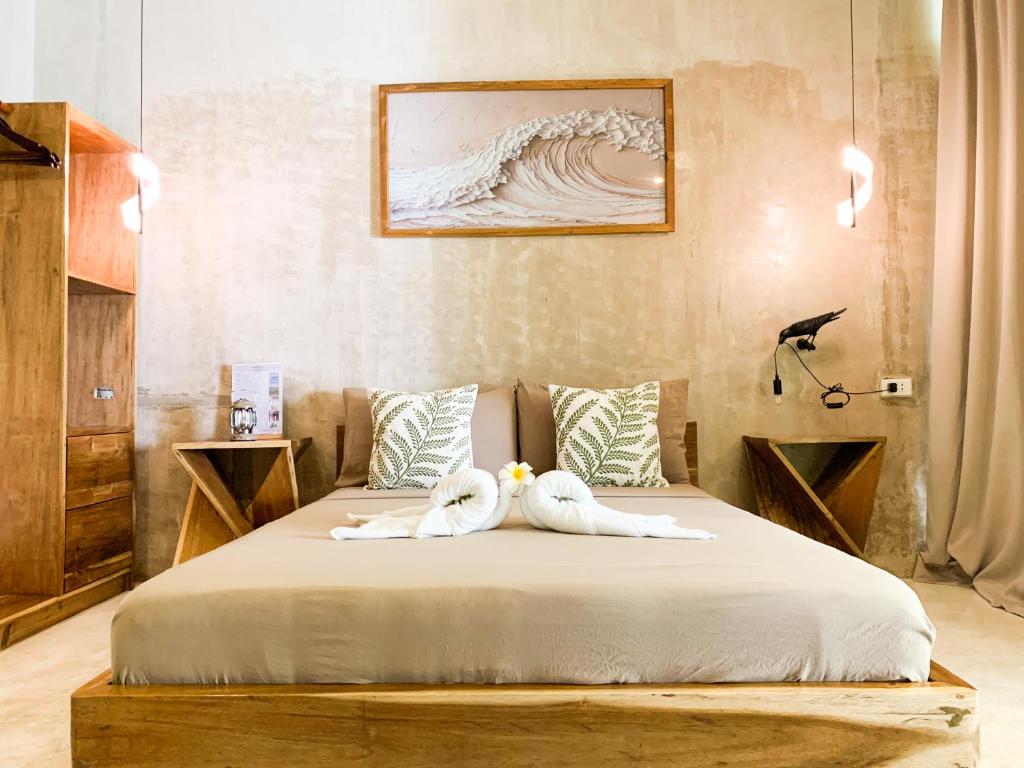 Una cama o camas en una habitación de Moringa Inn