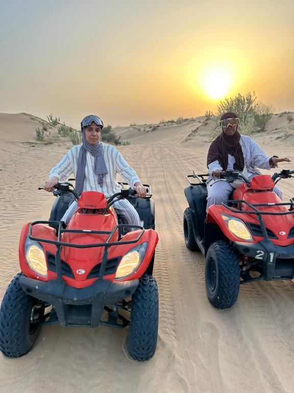 Hosté ubytování Sunset Desert Safari Luxury Overnight camps
