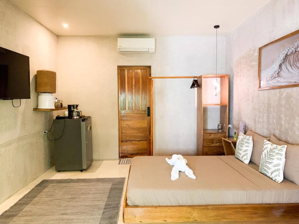 Una cama o camas en una habitación de Moringa Inn