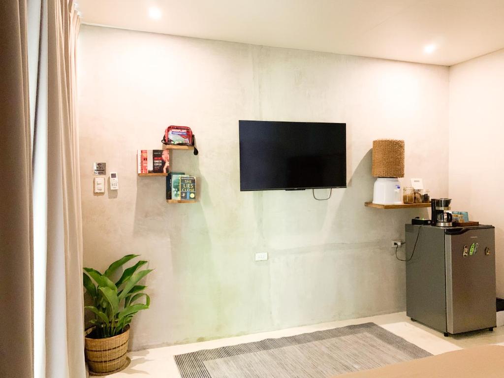 Una televisión o centro de entretenimiento en Moringa Inn