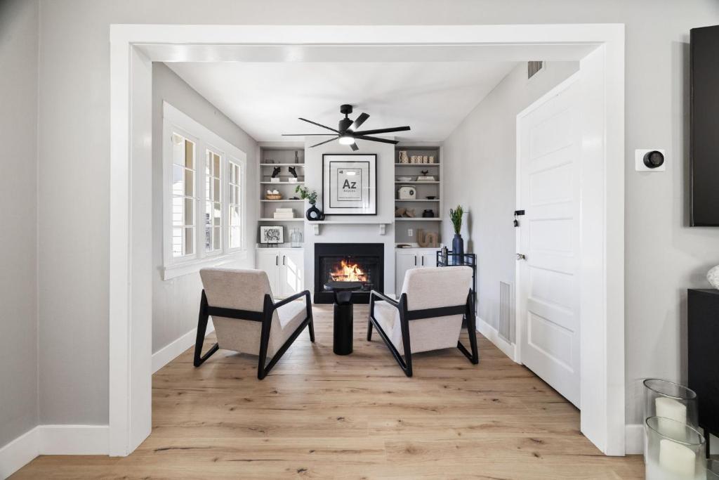 Posezení v ubytování Craftsmen Gem 2-br House Walk Whiskey Rowsleep 6