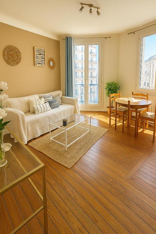 un salon avec un canapé et une table dans l'établissement Le cosy Terminus - Le havre - 2 chambres -1 min à pied de la gare, au Havre