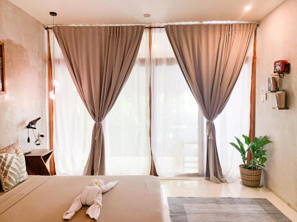 Una cama o camas en una habitación de Moringa Inn