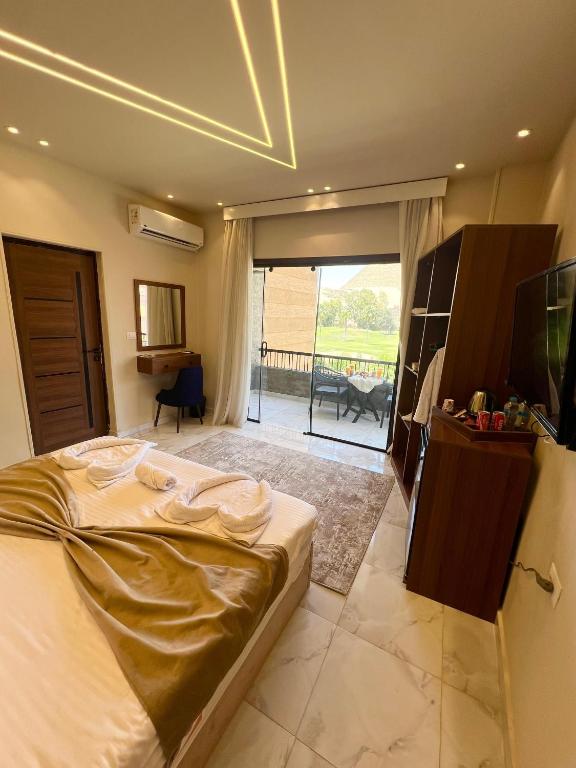 Postel nebo postele na pokoji v ubytování Pyramids Umbrella Hotel