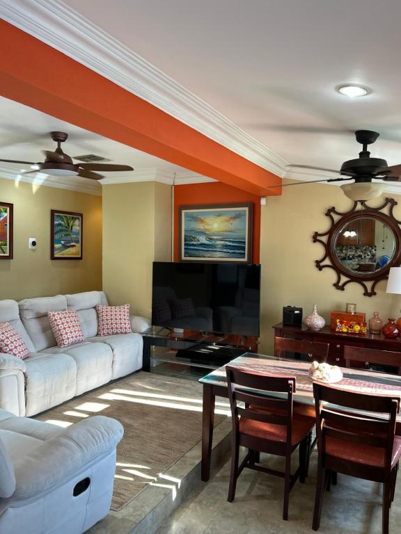 een woonkamer met een bank en een tafel bij Blue Orchid Palms in Nassau