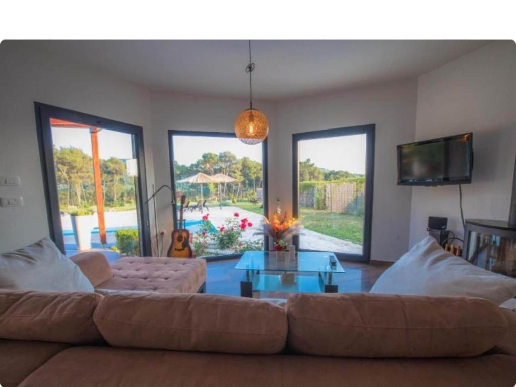 una sala de estar con un sofá y una mesa en Villa P - Holiday Home, en Šibenik