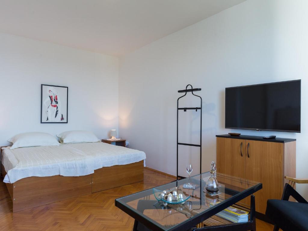 One Bedroom Apartment with Loggia and Sea View