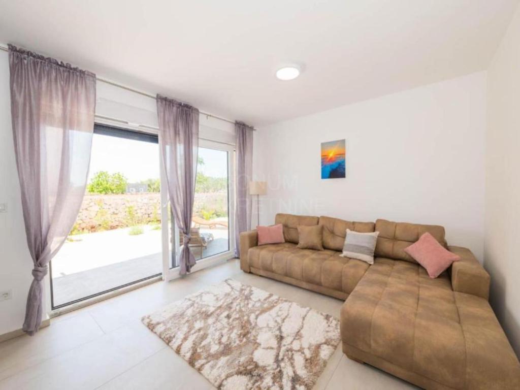 Villa Sunrise with Outdoor Pool - 4 Bedroom & Pool