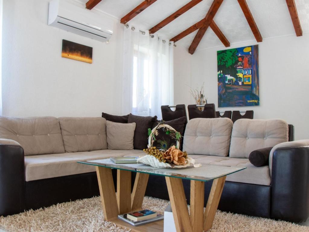 un soggiorno con un divano e un tavolo di Authentic Dalmatian Treasure Homes - House Stone a Orebić (Sabbioncello)