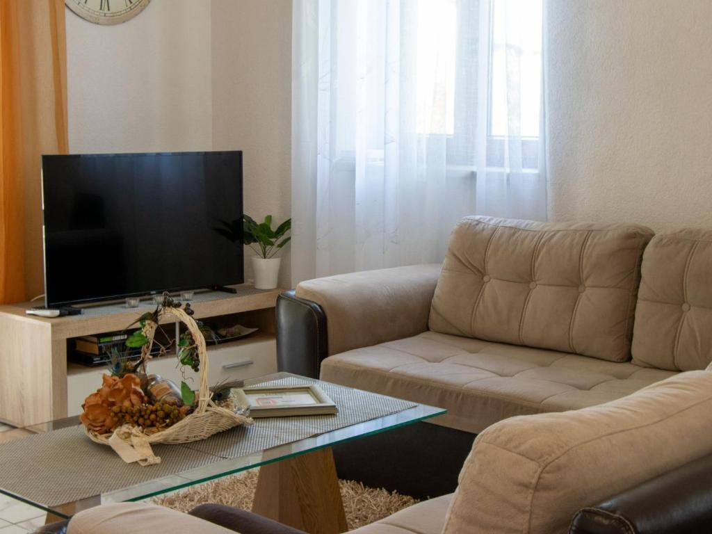 un soggiorno con un divano e una televisione di Authentic Dalmatian Treasure Homes - House Wood a Orebić (Sabbioncello)