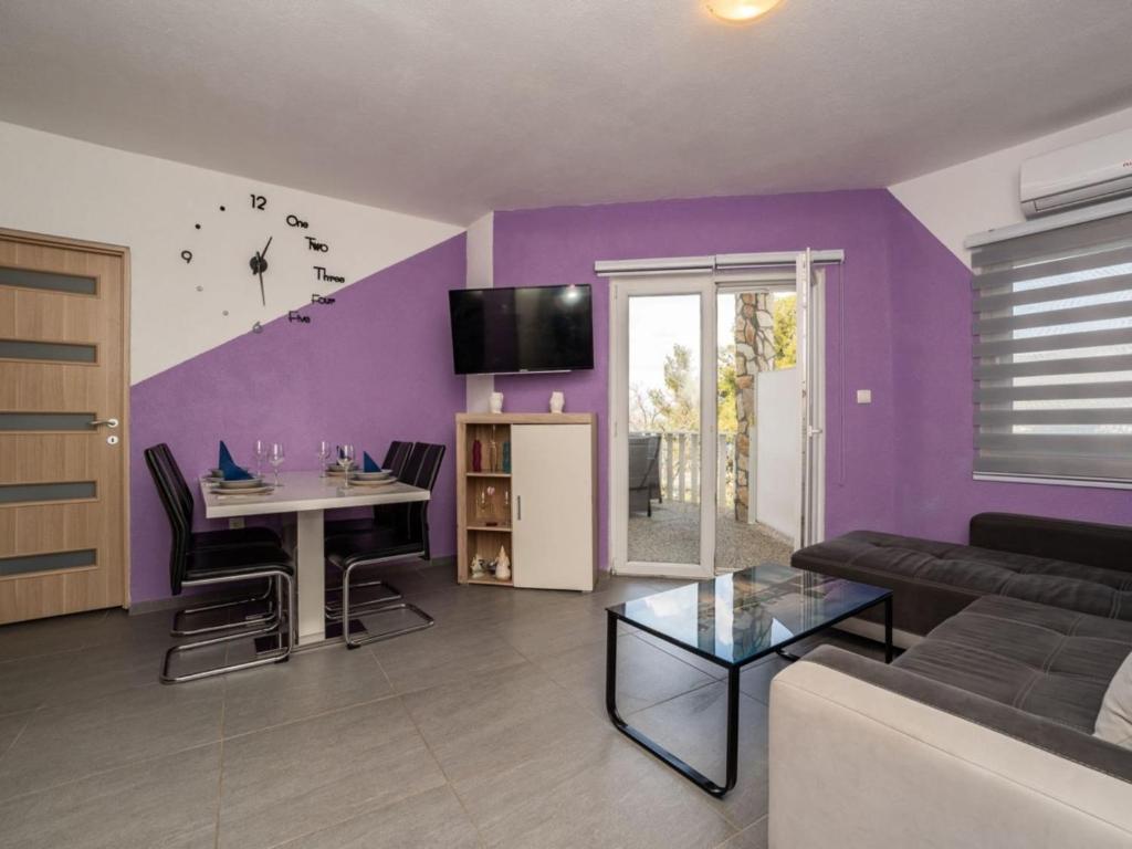 TV a/nebo společenská místnost v ubytování 2 Bedroom apartment with Sea view