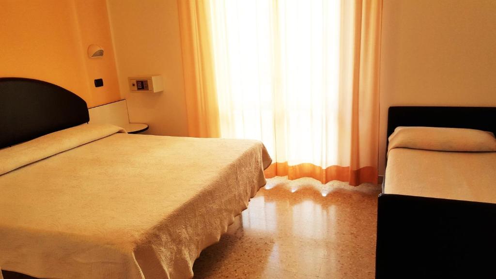 Postel nebo postele na pokoji v ubytování Hotel Trocadero